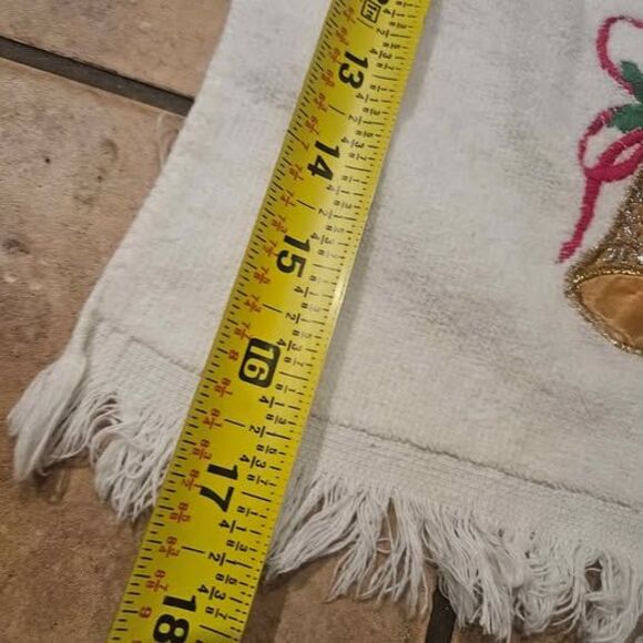 Set of 2 Christmas Embroidered White Hand Towels - Picture 4 of 8